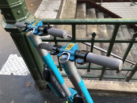 そのハンドル部。右の水色の部分がスロットルレバーである。