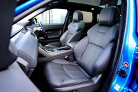 電動調整機構付きのレザーシートには、オプションのポジションメモリー機構が採用されていた。