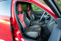 RECARO製のスポーツシートは座面のポジションが高めなところが少し気になる。身長180cm前後の人が座るとボンネット全体を見渡すような感じになる。