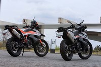 「790アドベンチャーR」（写真左）のベースカラーはホワイトのみ。「790アドベンチャー」（同右）はオレンジとホワイトの2色がラインナップされる。