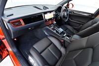 ブラックとオレンジのコントラストが鮮やかなインテリア。ダッシュボードの中央にはアナログ時計が配置される。