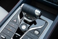 シフトセレクターは操縦かんのような形状。金属調パーツとラバーのような合皮の組み合わせは確かにスポーツジムっぽい。