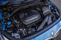 最高出力306PS、最大トルク450N・mの2リッター直4ターボを搭載する「M135i xDrive」。1.5リッター直3エンジン搭載車が7段DCTを搭載するのに対して、こちらは8段ATが組み合わされる。