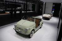 「フィアット500」をベースにしたビーチカー（手前）。2018年、グランドバーゼルにて撮影。
