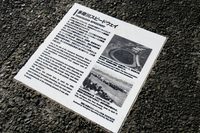 観客席に設置された記念プレート。多摩川スピードウェイの設立80周年にあたる、2016年5月に設置された。