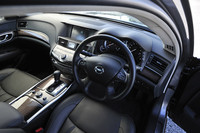 インテリアも、基本的な造りは「フーガ」と同じ。テスト車は、銀粉本木目のウッドパネルやセミアニリンレザーのシートなどがセットになった「プレミアムインテリアパッケージ」を備える。