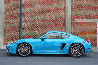 ボディーのスリーサイズは4379×1801×1286mm。PASMを装着すると車高が10mm下降する。さらに「718ケイマンS」では車高20mmダウンの「PASMスポーツシャシー」が初めて設定された。