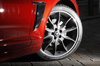 標準では18インチタイヤが装着されるが、テスト車にはオプションの255/35R20タイヤが装着されていた。