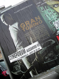 シエナの街に貼られた映画「グラントリノ」の告知ポスター。