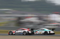 ポールからスタートし、トップを守っていたウイダー HSV-010 を抜きにかかるNo.1 PETRONAS TOM'S SC430 (脇阪 寿一/アンドレ・ロッテラー組）。
