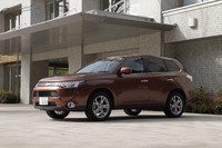 ボディーサイズは全長が若干伸びた程度で、ほとんど従来モデルと変わらず。メーカー純正ナビ装着車では、ボンネットのサイドアンダーミラーが非装着となる。