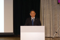 豊田社長は「両社は同じ遠州を発祥とする企業。当地の言葉で”やりましょう”を意味する『やらまいか精神』で臨む提携」と話した。一方、提携の具体的な内容に関する質問には、「まだ提携の話し合いをすることを決めた段階であり、提携の中身はこれから決めること」と強調した。