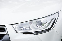 旋回方向へ15度向きを変えるバイキセノンディレクショナルヘッドライトが両モデルで標準。またフォグライトはコーナリングライト機能も併せ持っている。