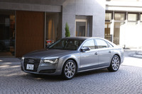 筋肉質なデザインとアピールされる、新型「A8」のエクステリア。とりわけ特徴的な意匠のヘッドランプは、中央にハイビームが、それを囲むようにLEDのロービームが置かれ、さらに外側に、帯状のターンシグナル兼ポジションランプが配される。