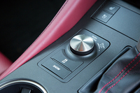 シフトセレクターの横に配置されたドライブモードセレクトのコントローラー。
    