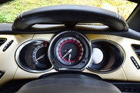 中央にスピードメーター、その左にタコメーターが配置される。タコメーターのレッドゾーンは6500rpmから。