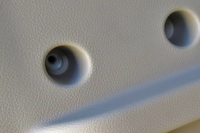 手前の穴の奥に見えるのが「エブリイワゴン」のユーティリティーナット。