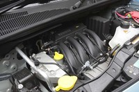 1.6リッターDOHCの「K4M」は、メガーヌやルーテシアと共通。ただしスペックは若干異なり、カングーのそれは最大トルクの発生回転数がもっとも低く設定されている。