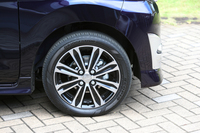 「タントカスタム」は全仕様にアルミホイールを標準装備。タイヤサイズは「カスタムX／X“SA”」が155/65R14、「カスタムRS／RS”SA”」が165/55R15となっている。