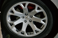 テスト車は標準の19インチを履いていたが、オプションで20インチも用意される。ブレンボのブレーキは330mm×32mm／330mm×28mmのドリルドディスクと4ピストンキャリパーの組み合わせ。