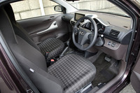 シート表皮がブラックファブリックとなる「100G」のインテリア。
