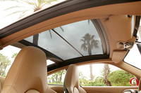 ロールスクリーン状の電動サンシェードを備えるグラスルーフは表面にコーティングを施し、熱エネルギーの83％を遮断。ルーフを開け放った状態ではミラーに映る後方視界の下1／3が遮られるのが難点。
