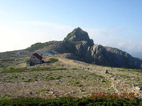 山小屋「宝剣山荘」と、その向こうに見える宝剣山。撮影した場所は標高2800mあたり。