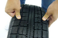 表面には2種類のコンパウンド。イン側（写真左側）はアウト側より柔らかい。