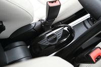 運転席と助手席の間には、任意で小物入れやドリンクホルダーなどを脱着できるレールが備わる。
    