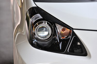 外装の大部分がノーマルと異なる「GRMN iQ スーパーチャージャー」。ヘッドランプも黒塗装のものが与えられる。