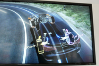 「P-AWS」のしくみを解説する動画。リアサスペンションに備えられたアクチュエーターにより、左右輪を個別に制御するのが特長。「低速走行時はフロントと逆位相、高速走行時は同位相」というだけではなく、加減速時にもこまめにリアタイヤを動かしている。