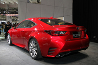 「レクサスRC300h」のリアビュー。