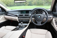 BMWの「アクティブハイブリッド」シリーズとしては、初の右ハンドル車となる「アクティブハイブリッド5」。インテリアのデザインは、他の「5シリーズ」と変わらない。