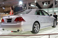 
	年末に発売がウワサされる、「クラウン」のニューモデル。国内専用の高級車から世界基準へ進化すべく、デザインと走りを「静」から「躍動」へ一新する一方、「もてなしの心」は世界最高水準へ昇華した、と謳われる。
	新開発のプラットフォームは、フロントサブフレームをアルミ化するなどし軽量化しつつ剛性を追求した。エンジンは、新開発の3リッターV6を搭載。パワー重視の直噴システム「D-4」、連続可変バルブタイミング機構「VVT-i」などにより、性能と低燃費を両立したという。トランスミッションは、シーケンシャルシフトマチック付き6段ATが組み合わされる。
	【スペック】
	全長×全幅×全高＝4840×1780×1470mm／ホイールベース＝2850mm／駆動方式＝FR／3リッターV6（250ps以上、31.5kgm以上）
	 