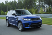 「レンジローバー スポーツSVR」の0-100km/h加速は4.7秒。最高速はリミッターによって260km/hに抑えられている。