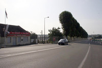 「テルトル・ルージュ」から「ユノディエール」直線方面を臨む。脇の食堂は最近閉店したもよう。（コース図内②）