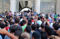 ハンガリー東駅にて。中東などからの難民が駅構内への入場を求めて、シュプレヒコールを上げていた。2015年9月7日撮影。