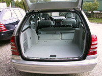 先代ワゴンは、欧州におけるCクラス販売台数の約3分の1、1996年からの累計25万台と、大きな成功を収めた。新型ワゴンは、2001年9月から、まず北米で販売が開始される。エンジンは豊富で、2リッター、同コンプレッサーの直4、2.6、3.2リッター(218ps)のV6ほか、3種類のディーゼルユニットがラインナップされる。
	 