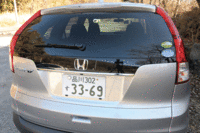 後席の折りたたみは、座面に備わるストラップか、荷室の左右にあるレバーを引くだけで完了。荷室の容量を拡大することができる。（写真をクリックするとシートの倒れるさまが見られます）