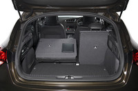 後席は6：4の分割可倒式。ラゲッジルーム容量は通常時で370リッター（VDA法）を確保する。
