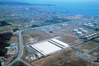 上空から見た、日産いわき工場。正規の生産を始めた1994年以来、日産の国内工場の中で唯一のV6エンジン製造拠点となっている。昨年1年間の生産実績は約37万台。月に約3万台を生産する。
（写真＝日産自動車）