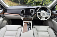 「T8 TWIN ENGINE AWD インスクリプション」のインテリアには、各所にウォールナットウッドの装飾パネルが用いられている。