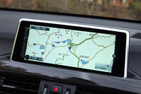 新型「X1」には、HDDナビゲーションシステムが標準装備される。