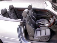 これは黒革内装。A4は、シート、樹脂類とも、しっとりした“いい黒”が使われる。横転の際には、1000分の1秒でリアシート背後に2本のプロテクトバーが飛び出す。風の巻き込みを防ぐウィンドウディスレクターは、前席バックレストの後ろに装着する。