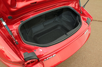 トランクルームを見る。2人の週末旅行ならこれで十分か。