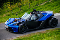 
    キャビン前方に見えるオレンジ色のものは、フロントサスペンション。WPサスペンション社製で、横向きにレイアウトされている。
    