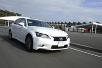 【スペック】GS250 Ｉパッケージ：全長×全幅×全高＝4850×1840×1455mm／ホイールベース＝2850mm／駆動方式＝FR／2.5リッター V6DOHC24バルブ（215ps/6400rpm、26.5kgm/3800rpm）／テスト車はプロトタイプ