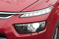 「C4エクスクルーシブ」には、インテリジェントハイビーム機能付きのバイキセノンヘッドランプが標準装備される。
    