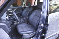 写真は、レザーシートが標準のスポーツインテリアパッケージ装着車。標準シートはファブリック生地となる。