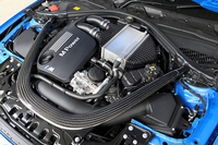 カーボンファイバー強化樹脂製のストラット・ブレースが目を引く「M3」のエンジンルーム。搭載されるエンジンは3リッター直6ターボで431psと56.1kgmを発生する。